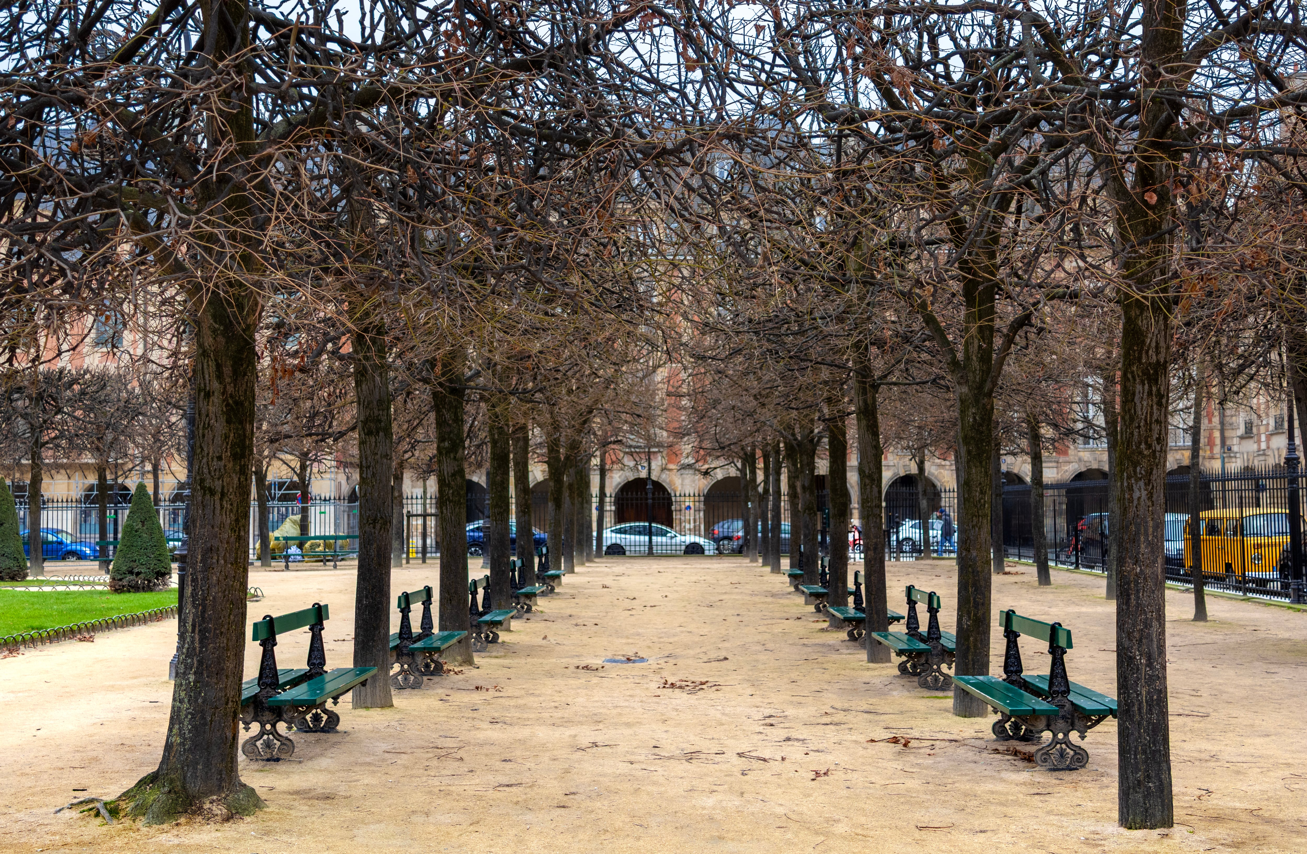 Plazas públicas: esas semillas de jardín que, aunque sean un quiero y no puedo, dan vida a los barrios