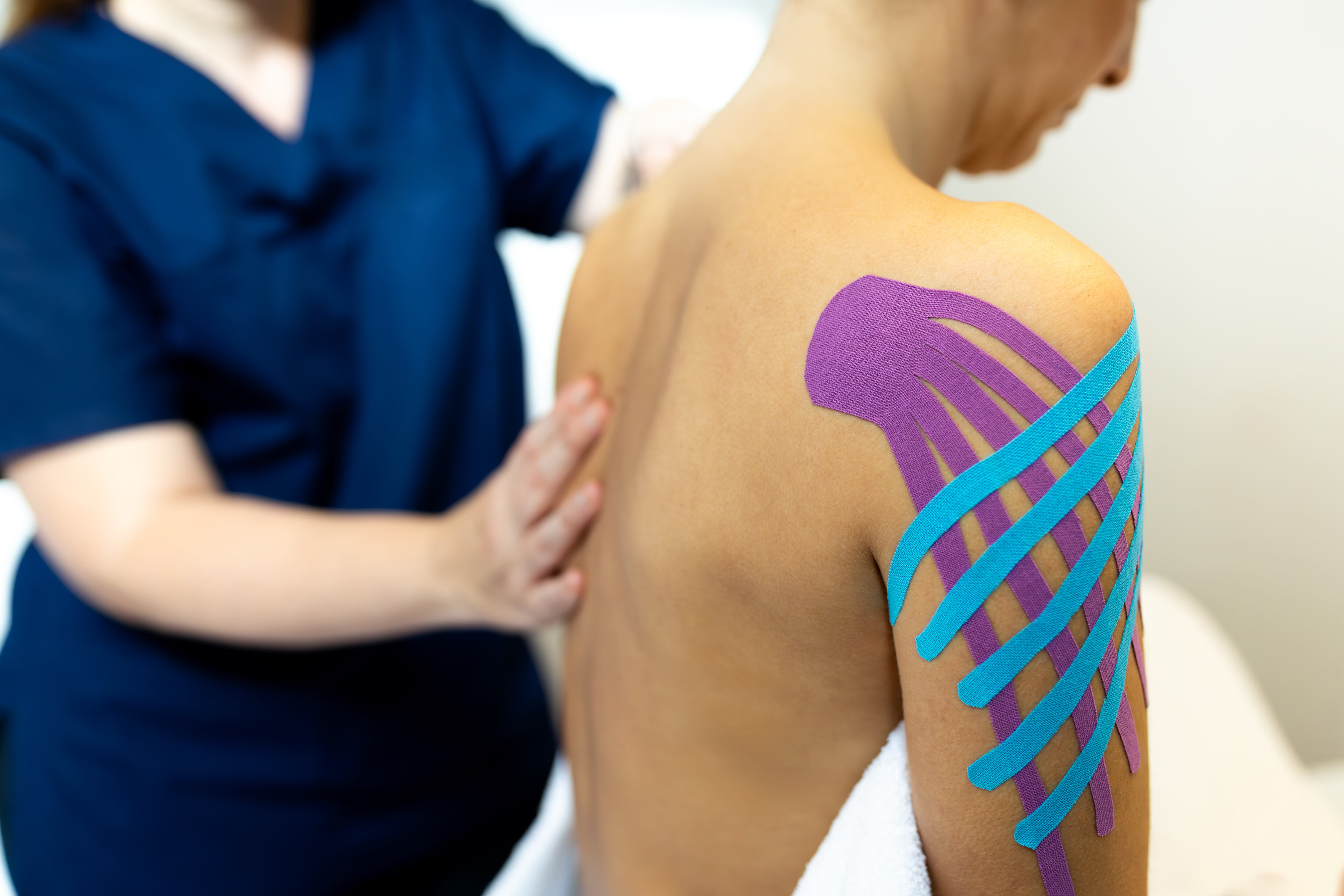 Mucho uso, poca ciencia: el ‘kinesiotaping’, las tiras de colores que alivian el dolor, no logra pruebas de su utilidad